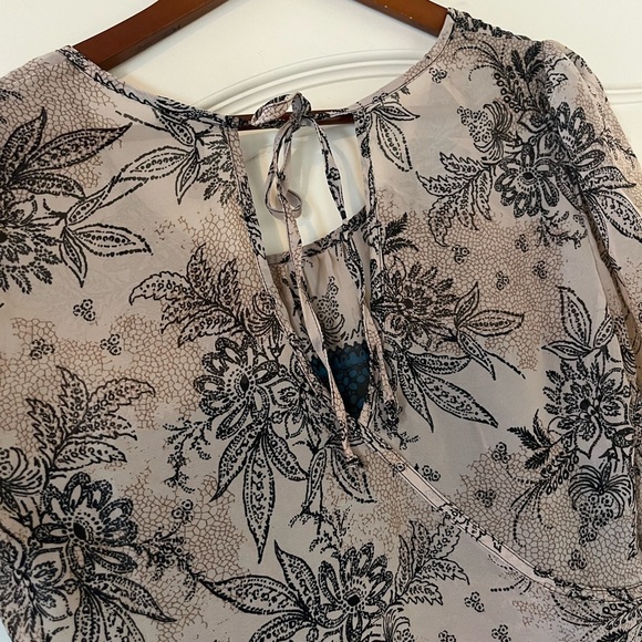 HeartSoul Semi- Sheer 3 Pattern Polyester Blouse Women’s Size Medium - Picture 5 of 11